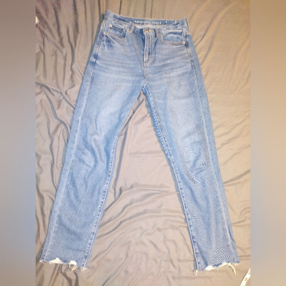 American Eagle mom jean raw hem jeans size 4.